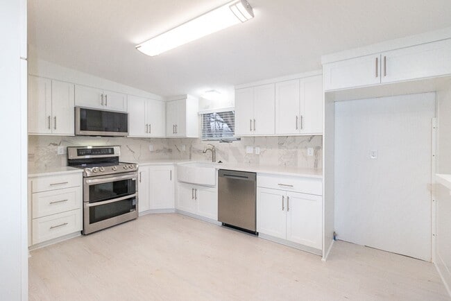 Photo - Gorgeous fully updated 3 bed 3 bath near KU Campus!