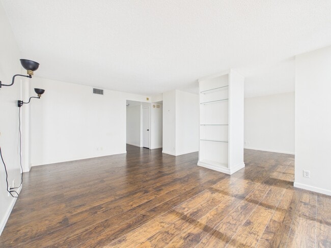 Photo - 5001 Woodway Dr Unit 1103