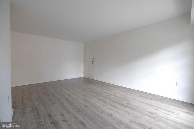 Building Photo - 5937 Quantrell Ave Unit 301 Rental