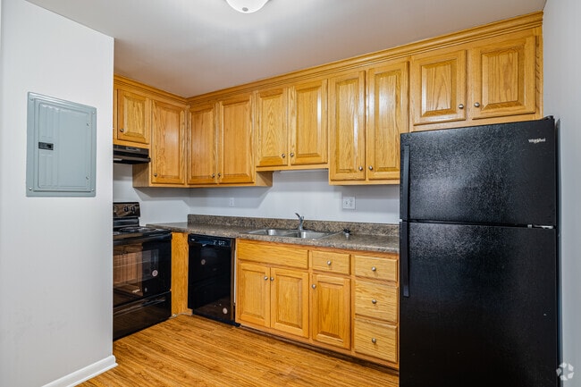 2BR, 1BA 768SF - Gold - Kitchen