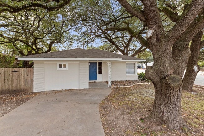 Photo - Live Close to Campus! 4 Bed/2 Bath Available for August 2026 Move-in!