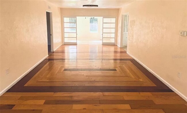 Photo - Spacious 3/2 home available now, and conveniently located near downtown and Manatee Hospital