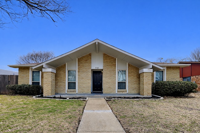 Building Photo - Charming 3-Bed, 2-Bath Home with Pool in Grand Prairie