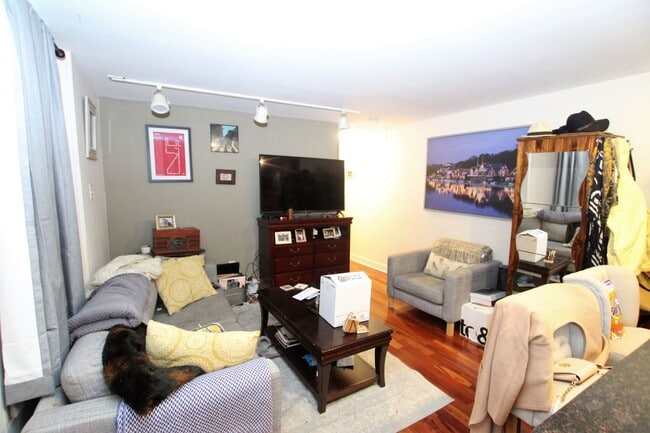 Building Photo - 2109 Spring Garden St Unit 1R