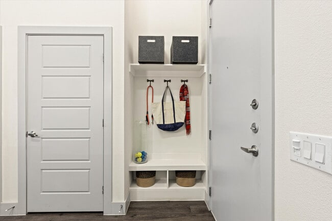 1BD, 1BA - 699SF - Entryway