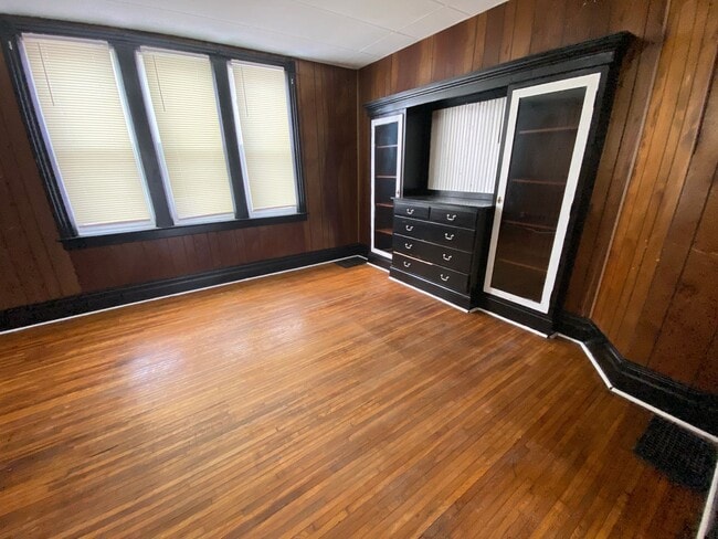 Photo - Spacious 3 Bedroom Home - Close to Downtown!