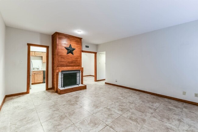 Building Photo - 2100 Tanglewilde St Unit 637