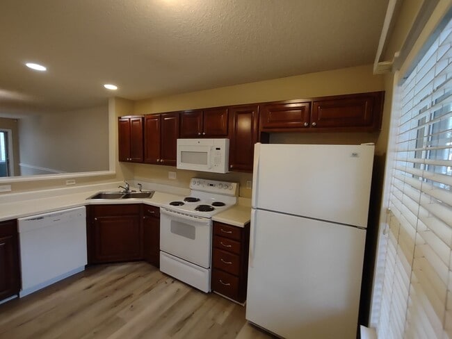 Photo - Pristine, move in ready Townhome located in the Holly Ridge Complex!