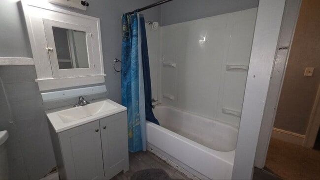Building Photo - 3 bedroom single family home | section 8 a...