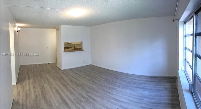 Building Photo - 1027 Twin Lakes Dr Unit 28-B