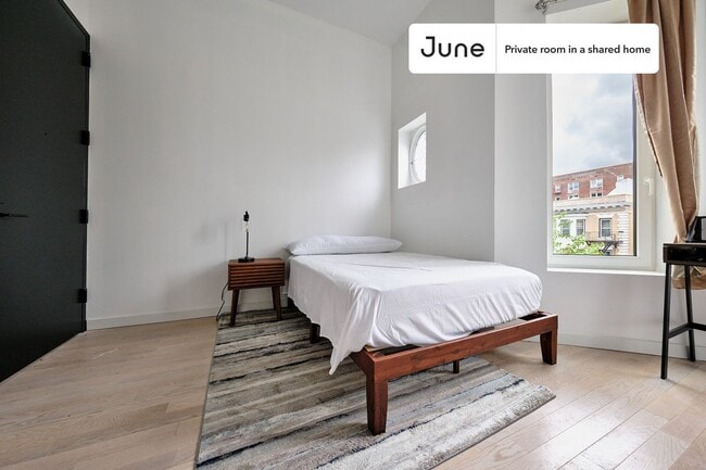 Building Photo - Private bedroom in 4 bed/4 bath Home