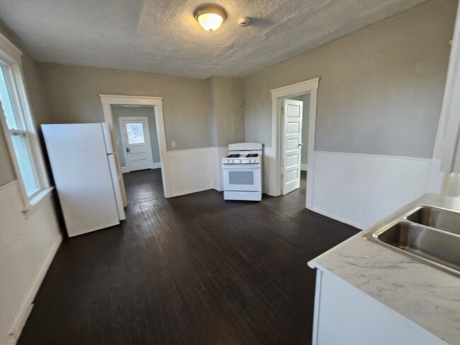 Photo - 8023 Kosciuszko Ave