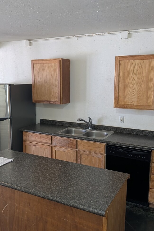 Photo - 805 Avenue C