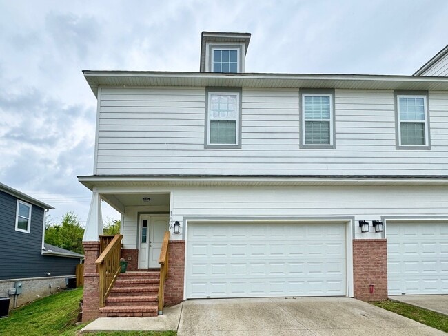 Building Photo - New 2 bedroom duplex, 2 car garage, quiet neighborhood, all appliances