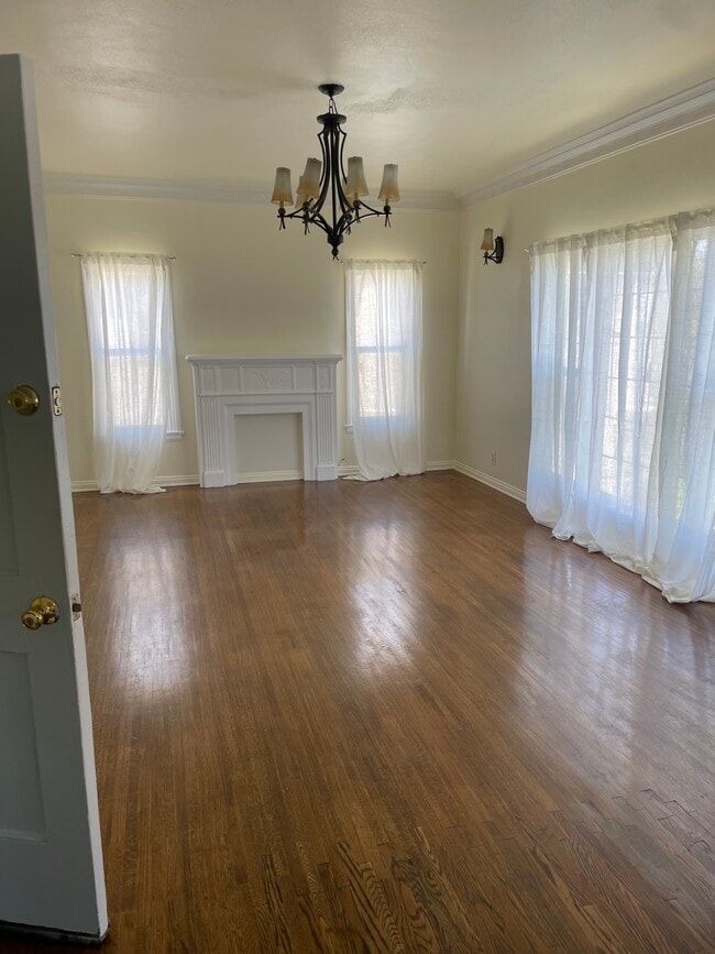 lvivng room - 5906 San Vicente Blvd Unit 5906 San Vicente Blvd up