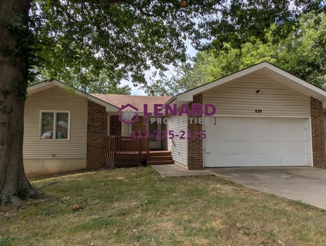 Building Photo - Large 4 Bedroom Home