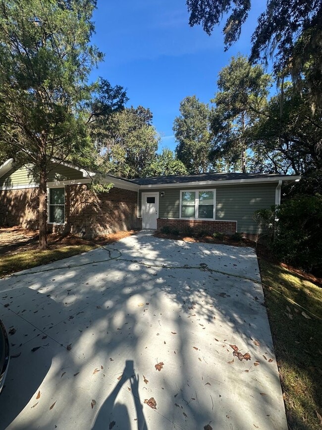 Building Photo - Newly remodeled 4/2 in the Eastgate Commun...