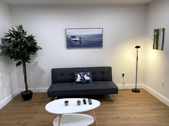 Building Photo - 470 SW 7th St Rental
