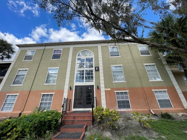 Building Photo - 2 Bedroom/2 Bathroom 1st Floor Condo at Cy... Unit F