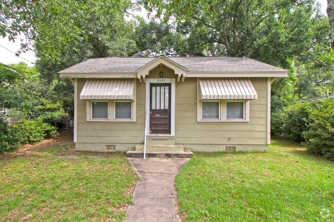 Building Photo - Charming 2BR Bungalow Near Downtown, Beach... Rental