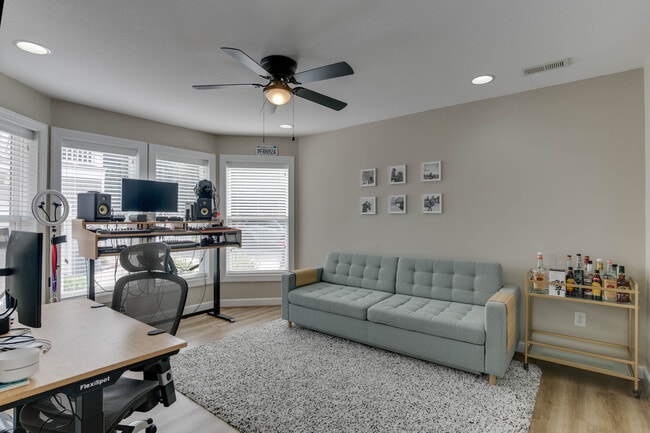 Photo - 4815 Lake Dr