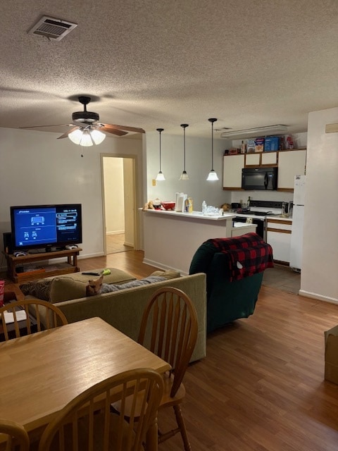 Den and Kitchen - 155 Anderson Hwy Unit 132