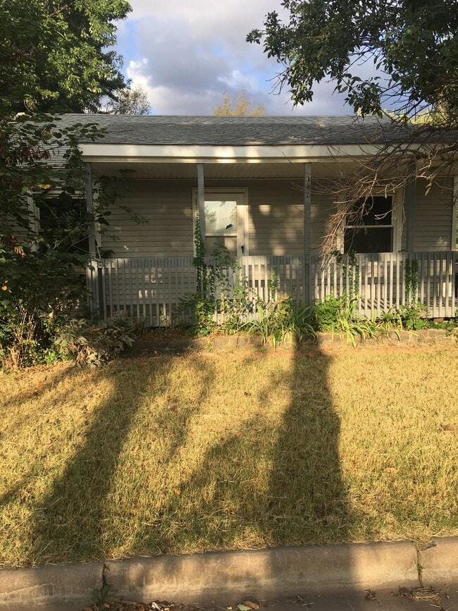 Building Photo - $795 - 2 bed 1 bath - Single Family Home
