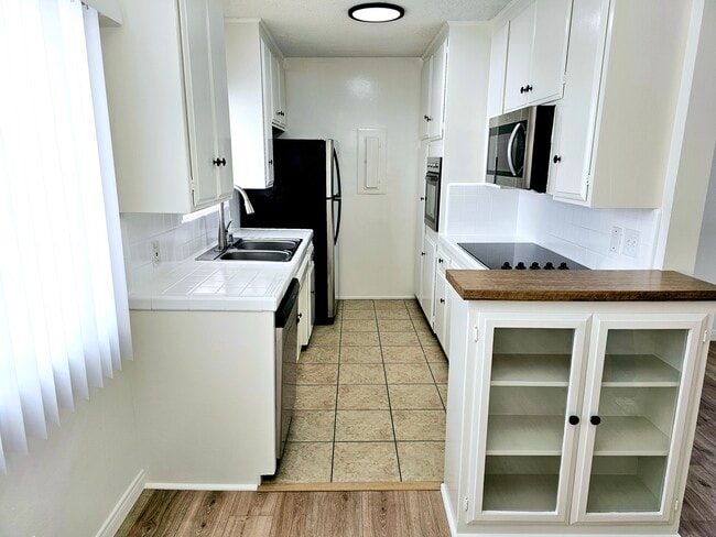 Photo - 1830 Greenfield Ave Apartments Unit 15
