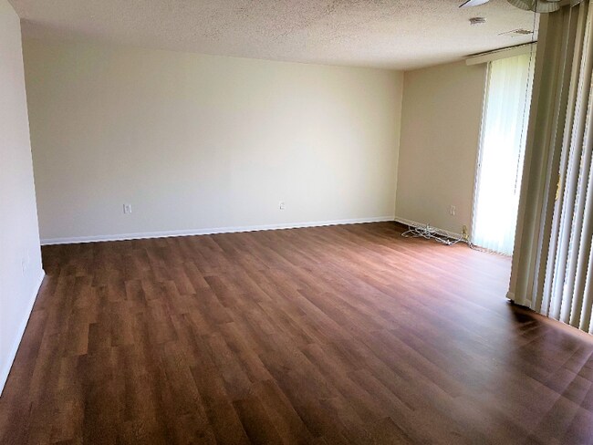 Photo - 10222 Prince Pl Unidad #201