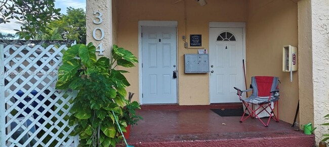 Building Photo - 304 SW 20th St Unit C