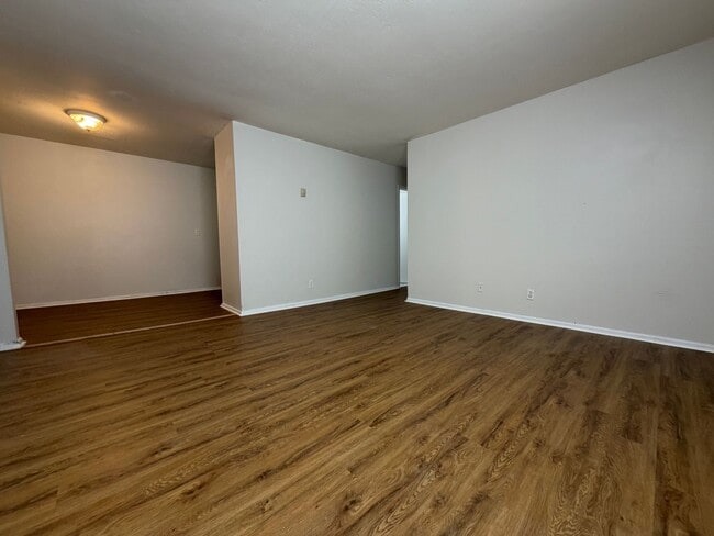 Building Photo - Spacious 1–3 Bedroom Apartments in South Louisville | Cedar Chase Unit 211