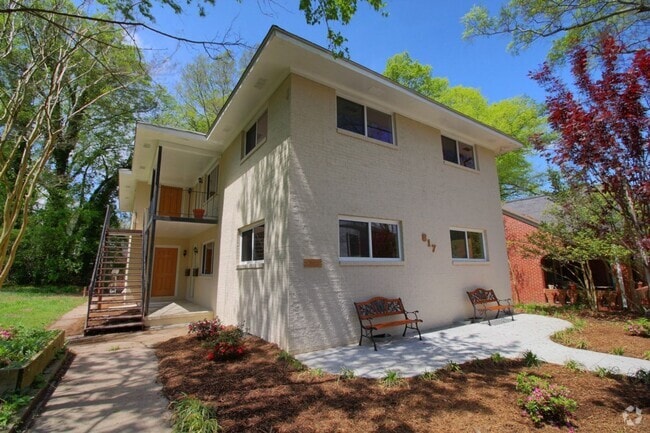 Building Photo - Renovated, Well-Kept 2bd/1ba Only 1 Block ... Rental
