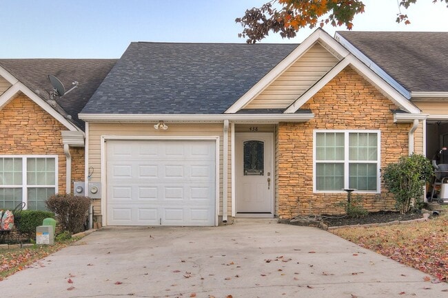 Building Photo - Townhouse w/ 1 Car Garage