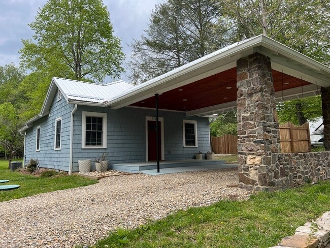 Building Photo - Charming Flat Rock Bungalow