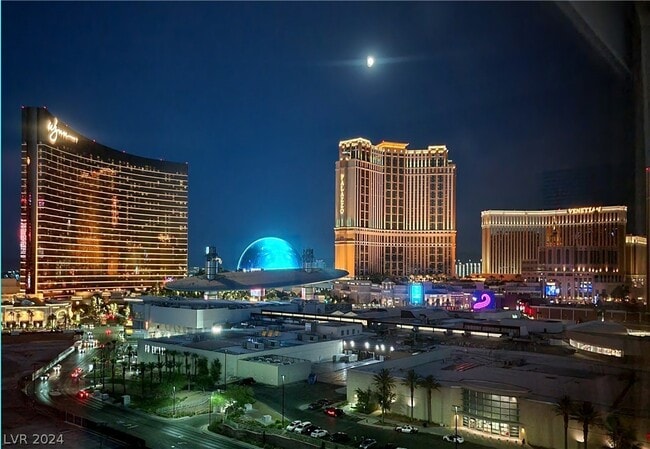 Building Photo - 2000 N Fashion Show Dr Unit 2203