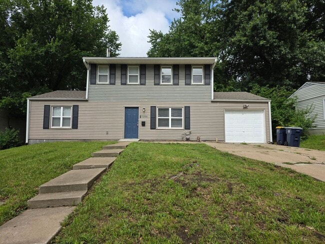 Building Photo - Spacious 4 Bed / 2.5 Bath Home with 2 Living Areas