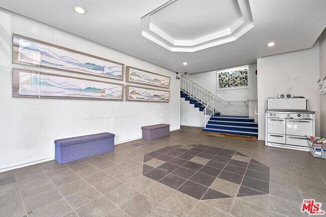 Building Photo - 326 S Manhattan Pl Unit 209 Rental