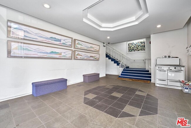 Building Photo - 326 S Manhattan Pl Unit 205 Rental