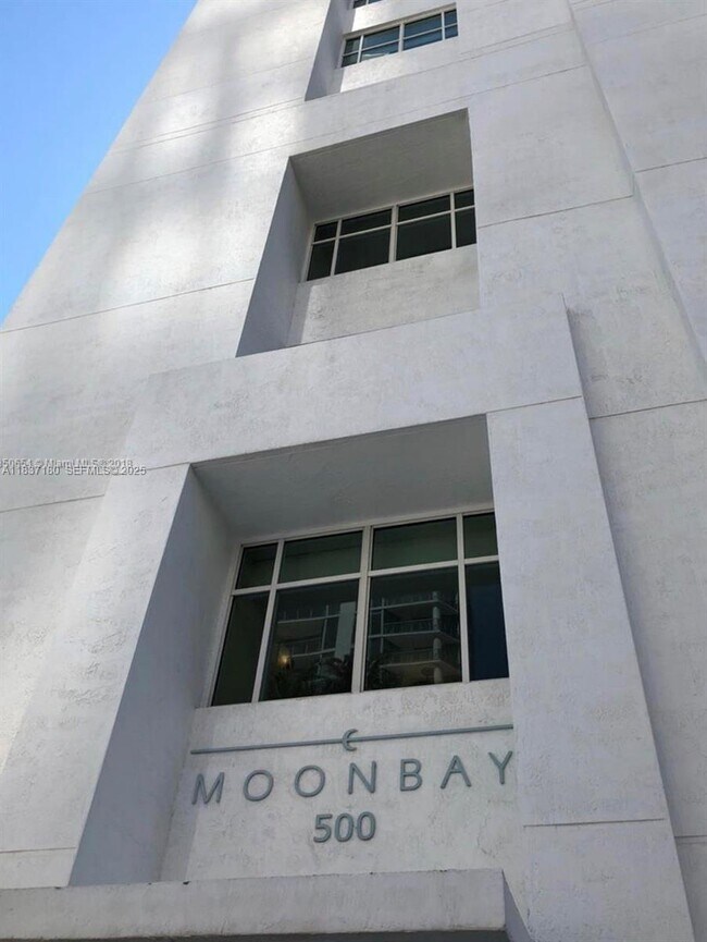 Building Photo - 520 NE 29th St Unit 703