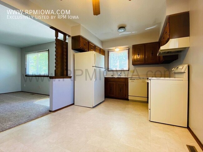 Photo - PRIVATE DUPLEX!! 2 Bedroom, 1 Bath with Ba...