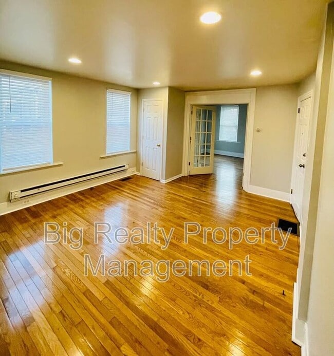 Building Photo - 235 E Main St Unit 1F