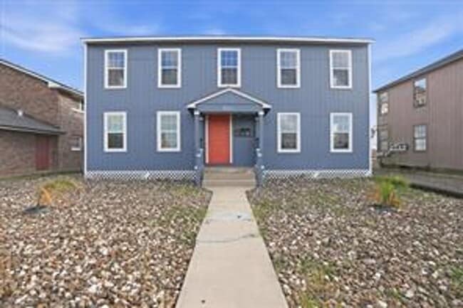 Building Photo - 905 Louisiana Ave