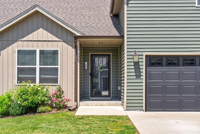 Photo - 3 bedroom Pet Friendly Home For Rent Near Needmore Road!