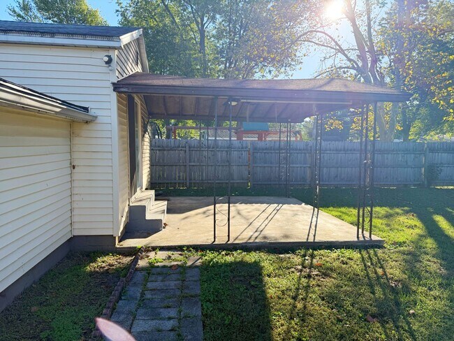 1611 Sweetser Ave