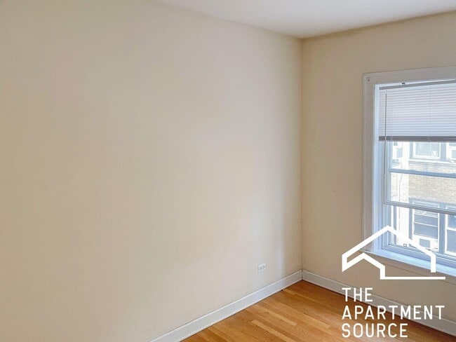 Photo - 3916 N Pine Grove Ave Unidad 2