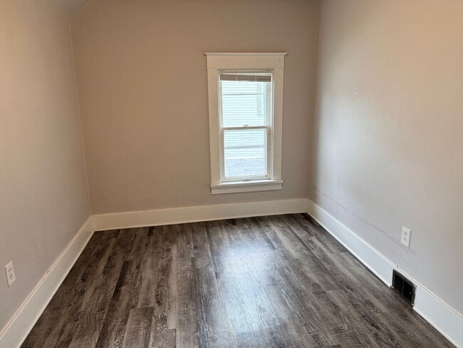 Photo - 2 Bed, 1 Bath Upstairs Unit in Heritage Hill – Private Entry & Prime Location Unit Lyon 5