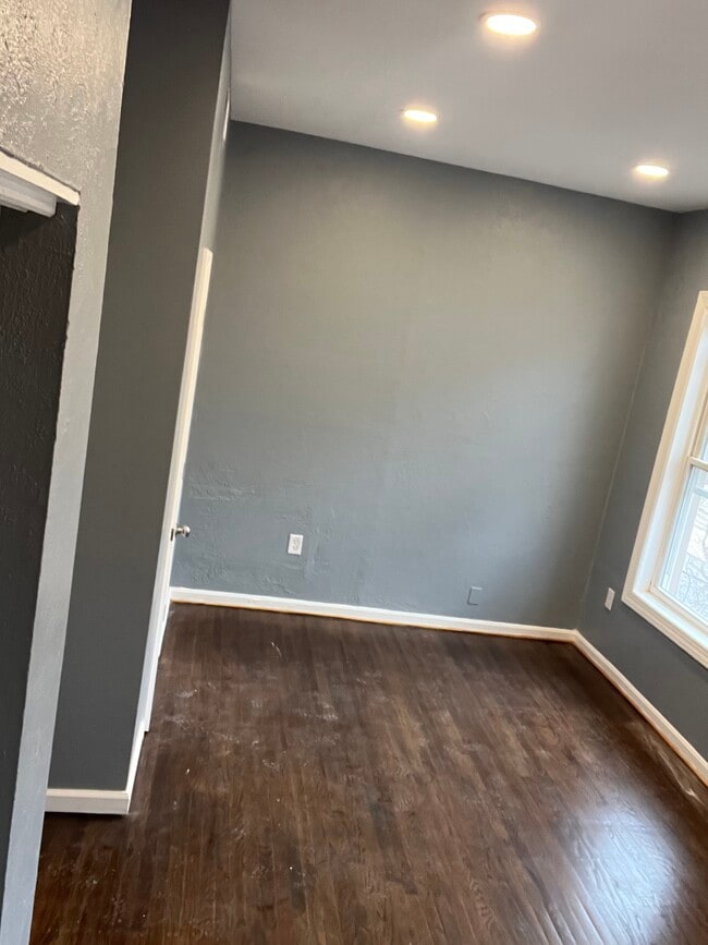 Building Photo - 809 N Harrison St Unit B