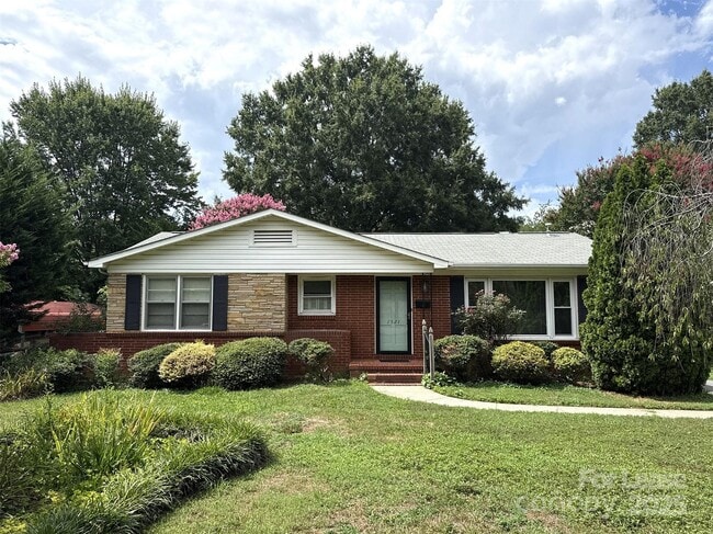 Building Photo - 1521 Woodhill Ln Rental