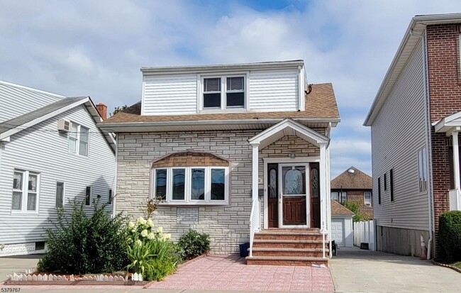 Building Photo - 712 5th St Rental