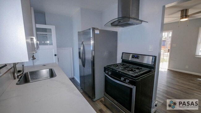 Building Photo - Beachside Living – Stylish 1BR with Washer... Rental